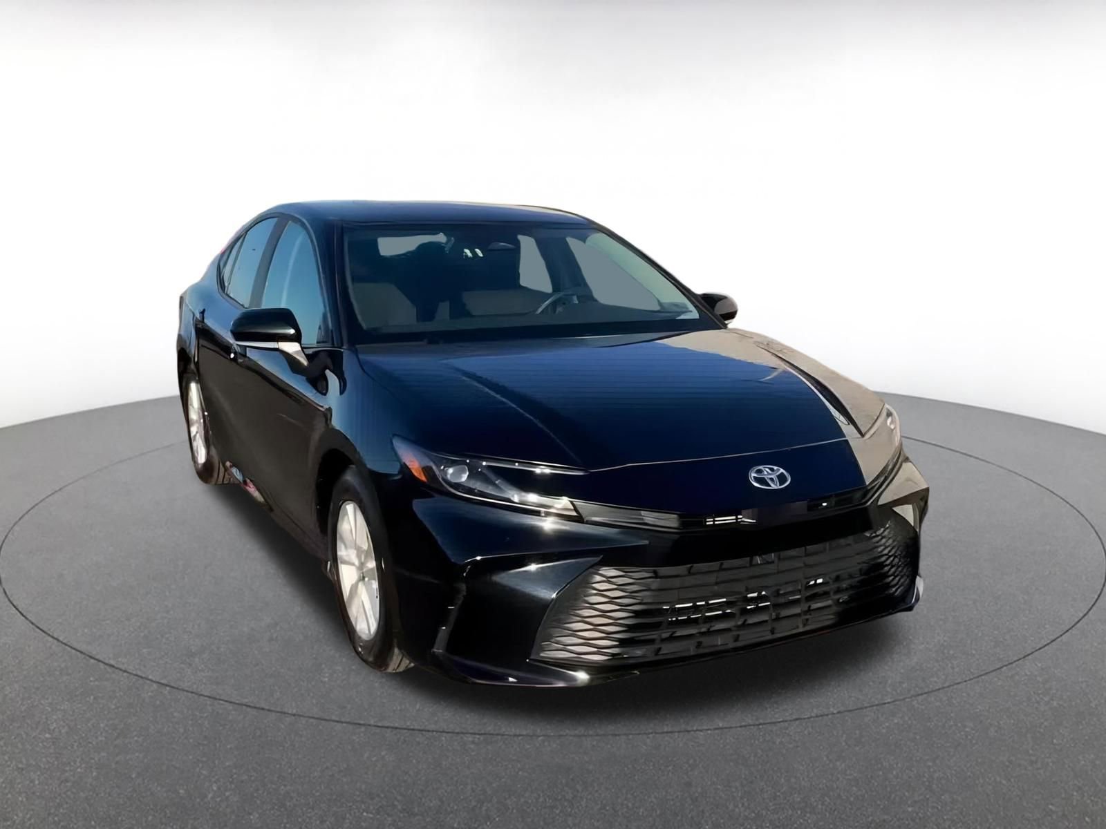 Used 2025 Toyota Camry LE image 3