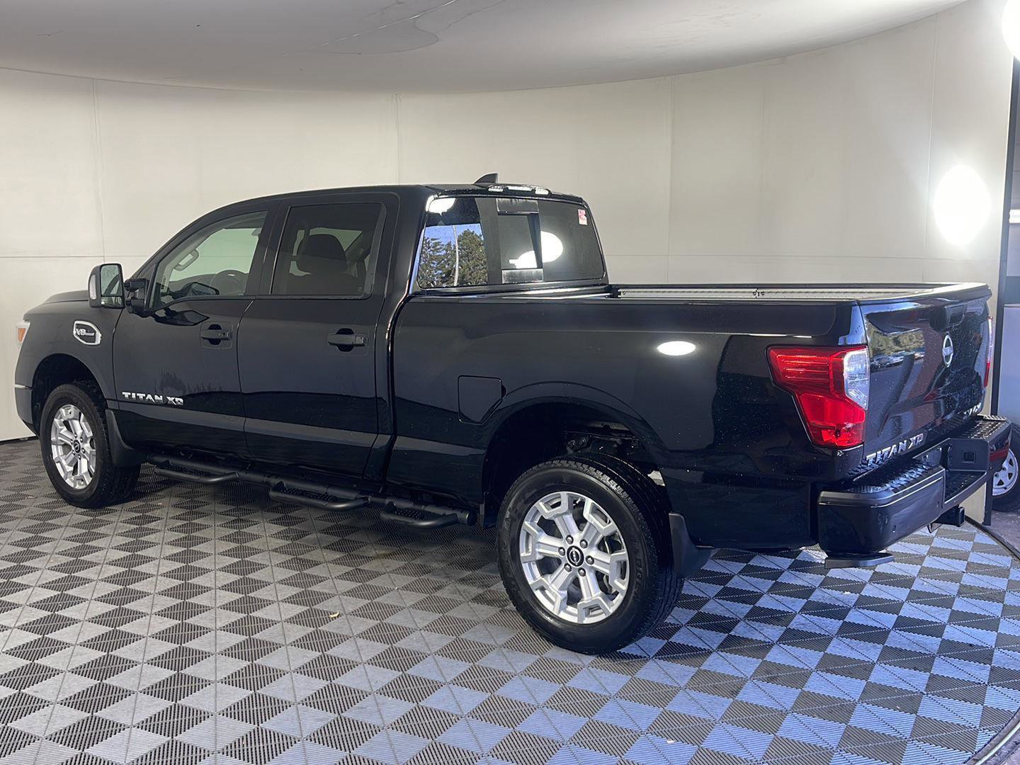 Used 2024 Nissan Titan SV w/ SV Convenience Package image 8