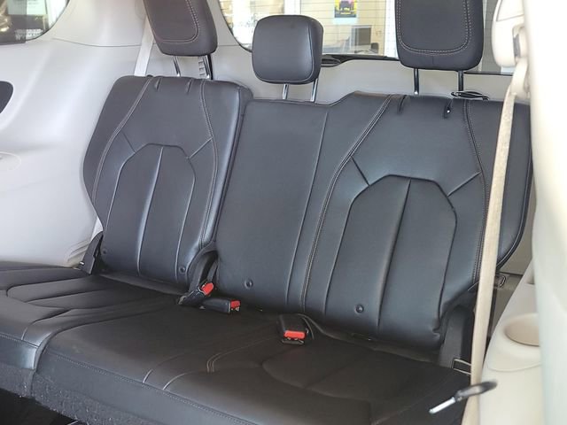 Used 2017 Chrysler Pacifica Touring-L image 11