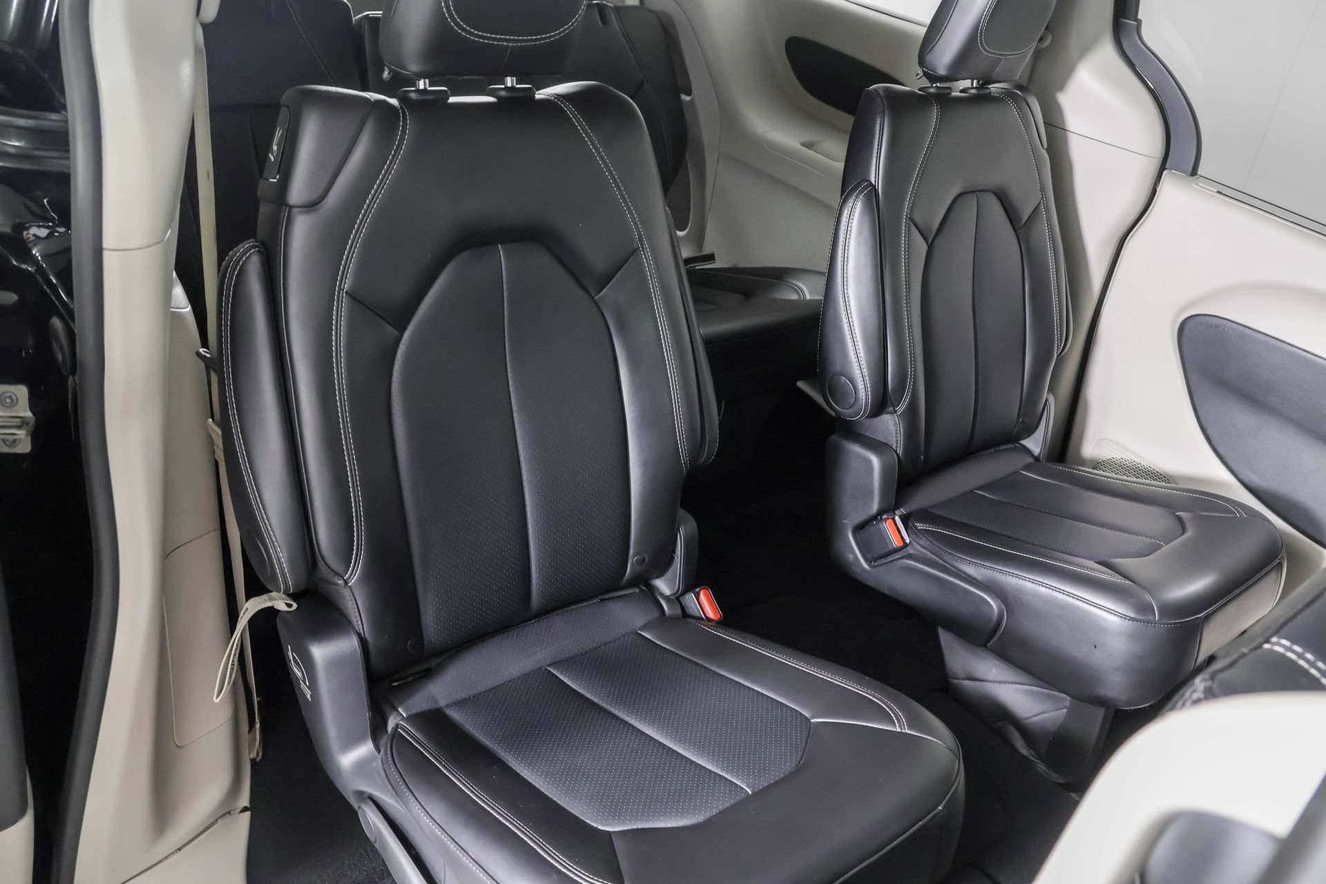 Used 2024 Chrysler Pacifica Touring-L FWD image 42