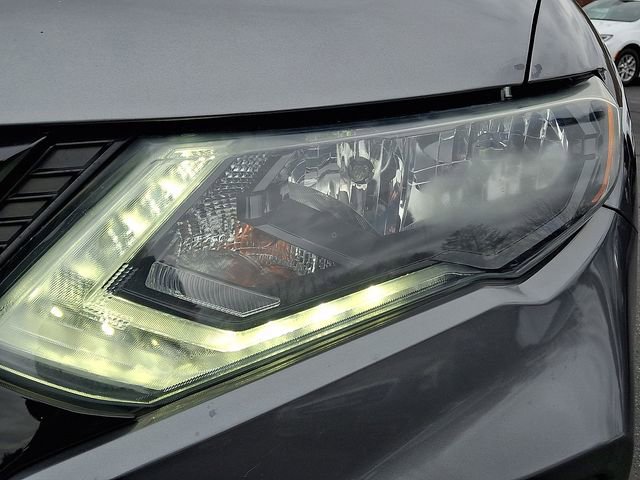 Used 2018 Nissan Rogue SV image 12