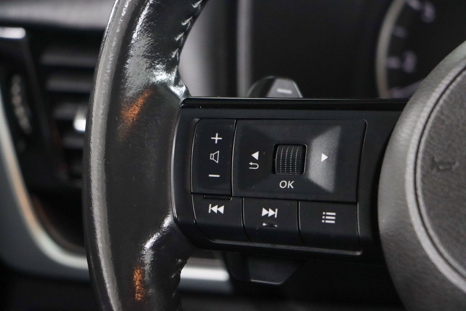 Used 2022 Nissan Rogue SV w/ SV Premium Package FWD image 13