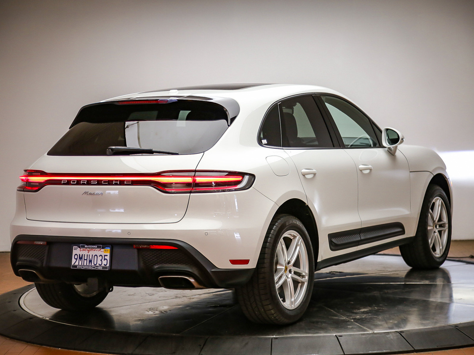 Certified 2024 Porsche Macan AWD/4WD image 7