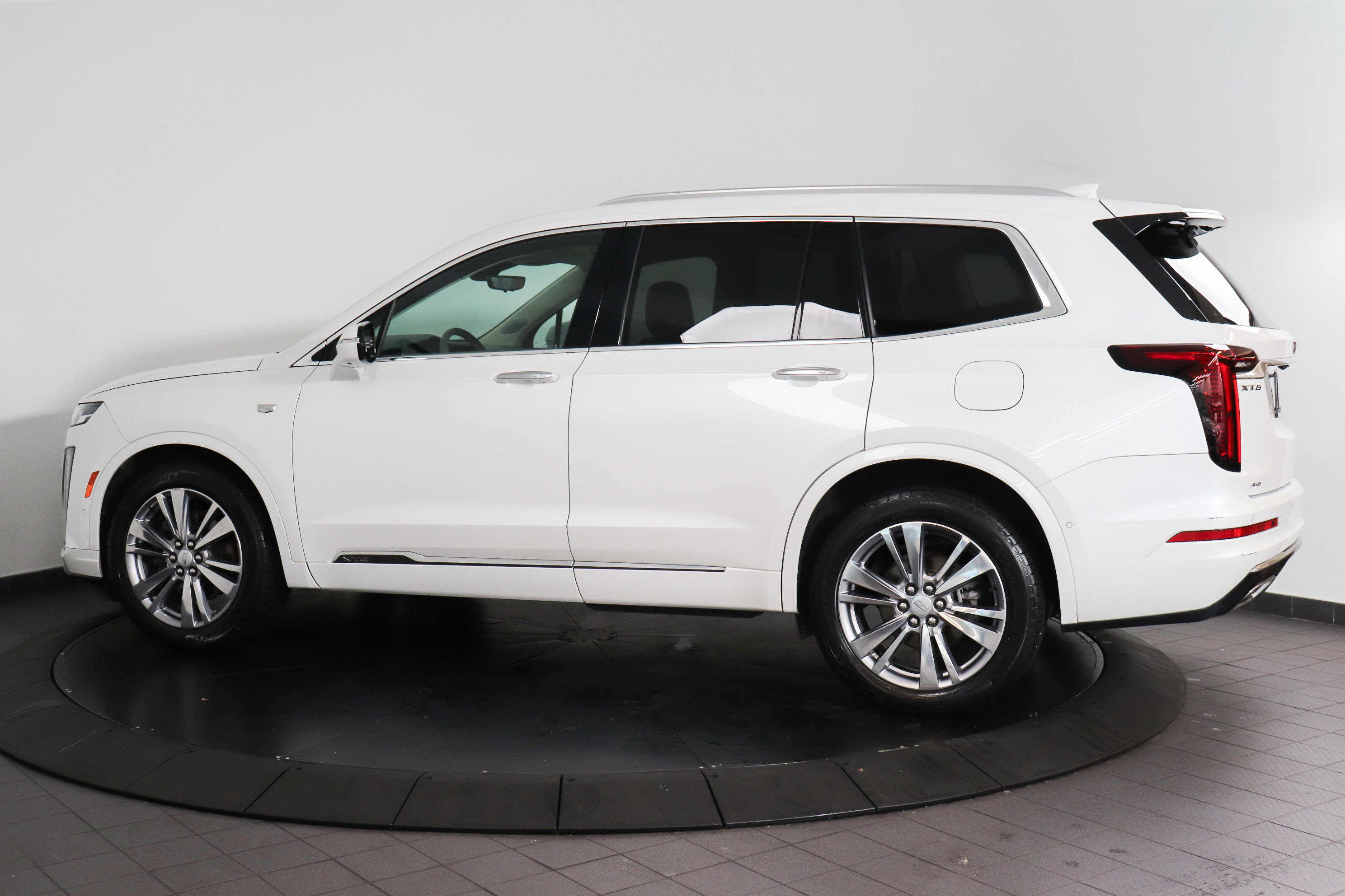 Used 2024 Cadillac XT6 Premium Luxury w/ Technology Package AWD/4WD image 3