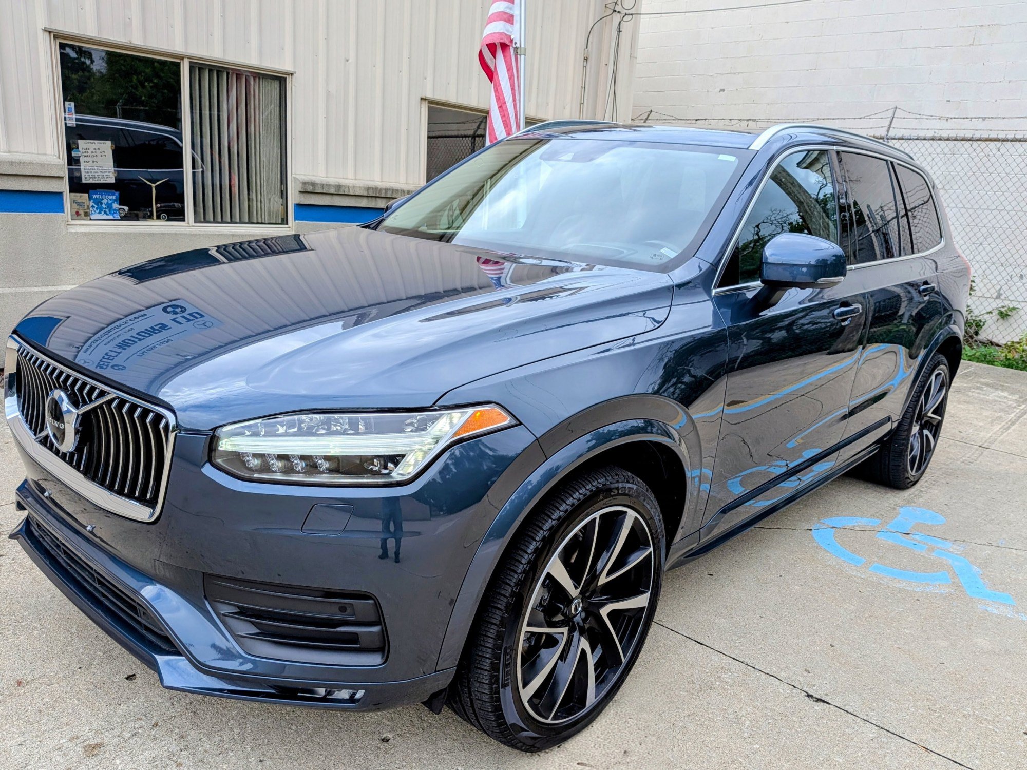 Used 2020 Volvo XC90 T6 Momentum w/ Protection Package Premier AWD/4WD image 1