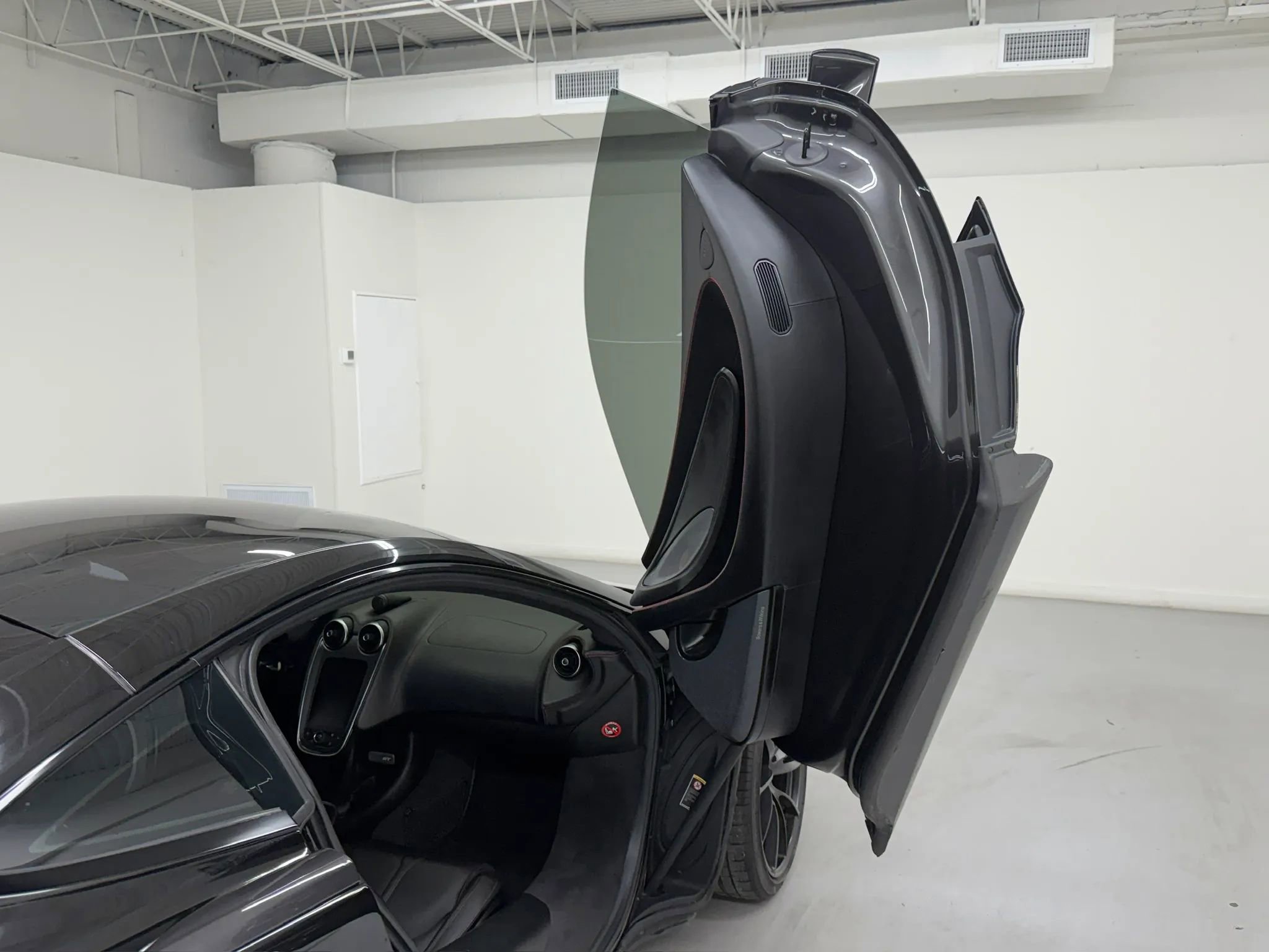 Used 2017 McLaren 570S RWD image 21