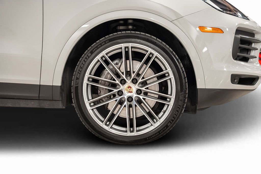 Used 2023 Porsche Cayenne Platinum Edition image 29