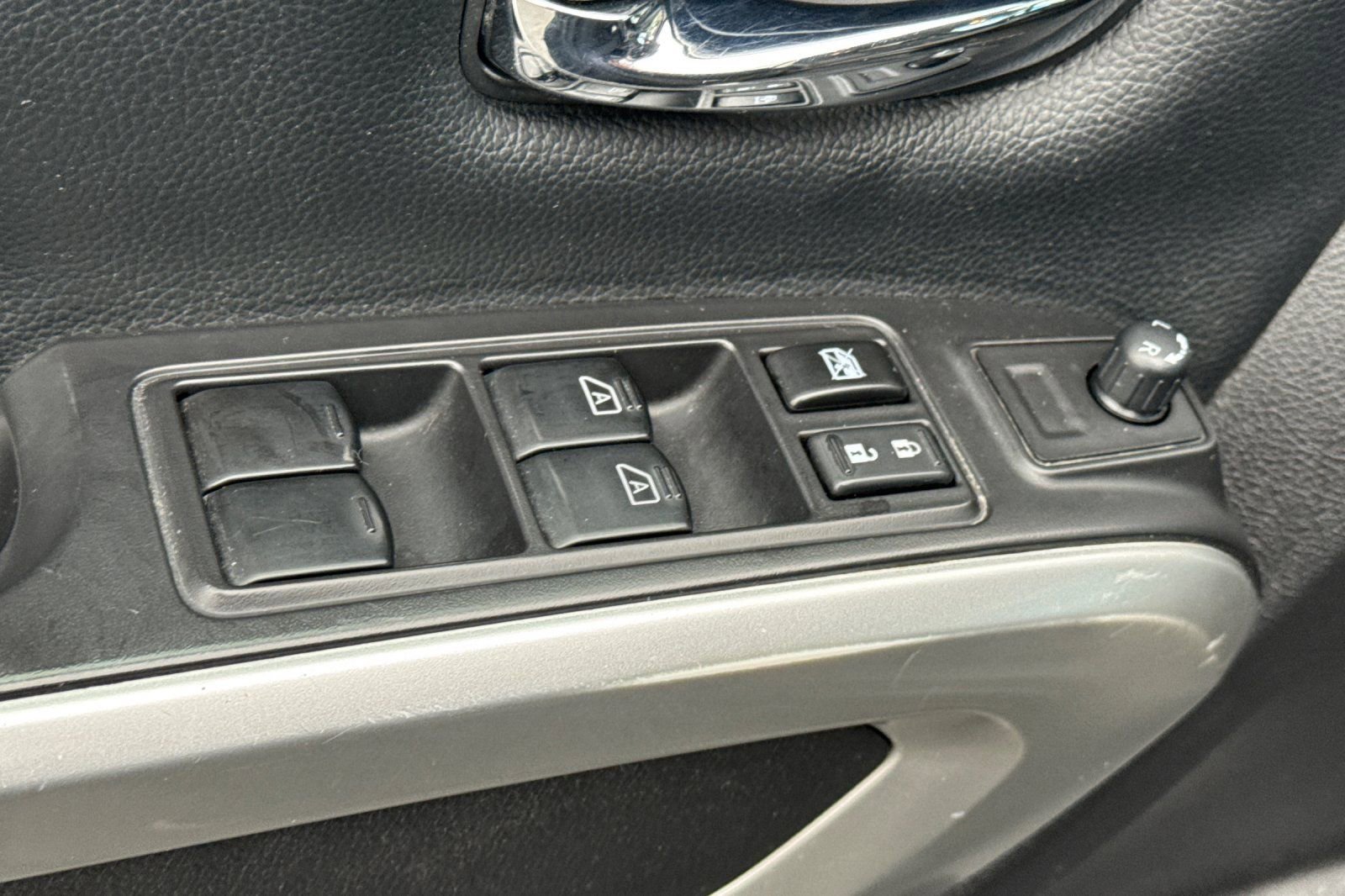 Used 2022 Nissan Titan SV w/ Accessory Utility Package image 11