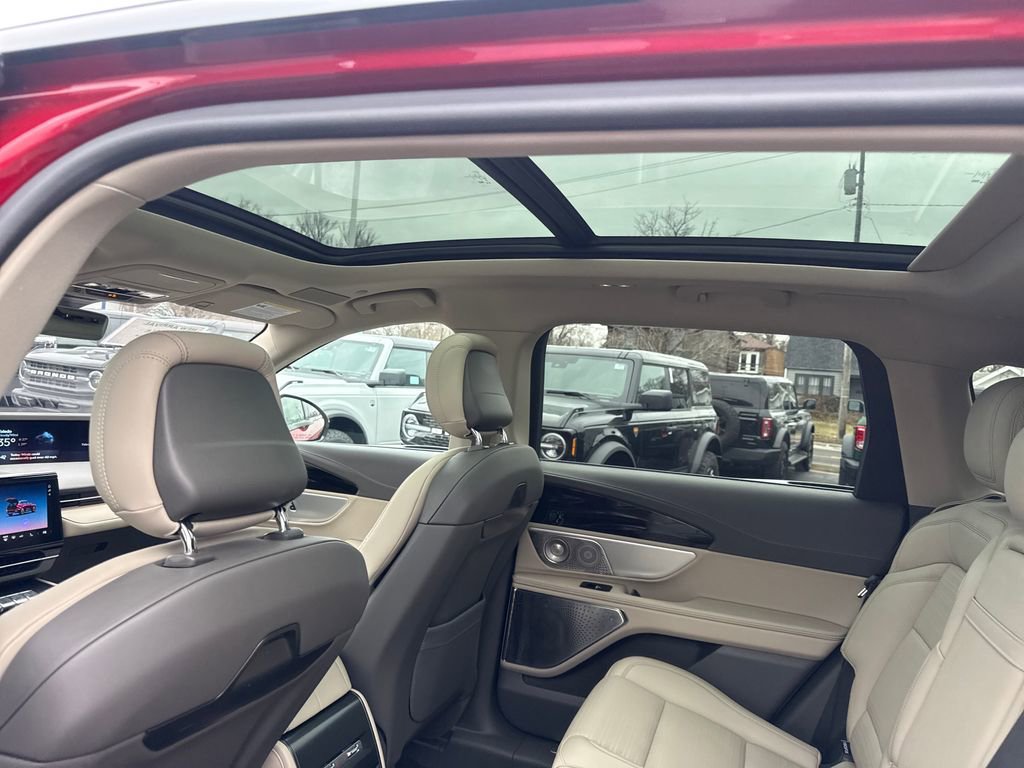 Used 2025 Lincoln Nautilus Reserve image 16