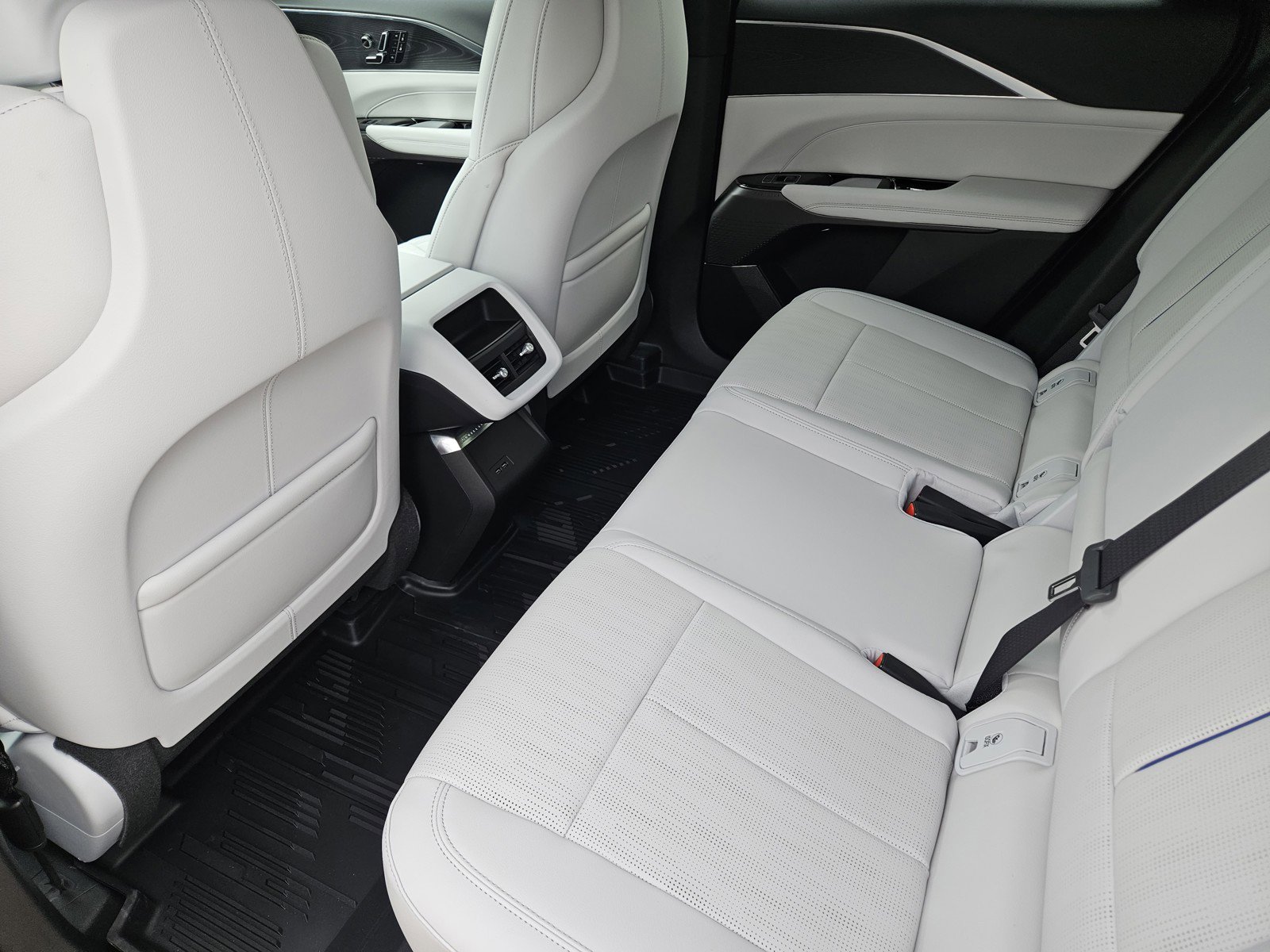 New 2026 Cadillac Lyriq Luxury w/ LPO, Floor Liner Package RWD image 20