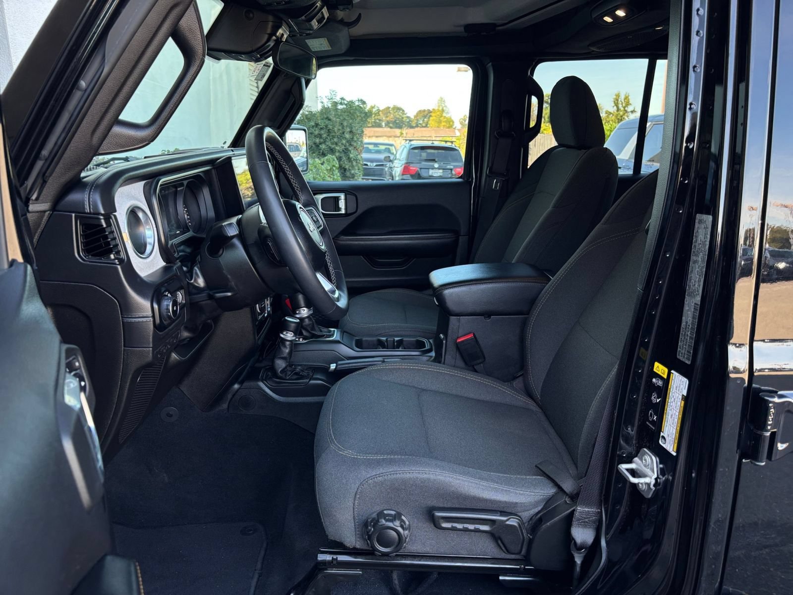 Used 2025 Jeep Wrangler Unlimited Sahara AWD/4WD image 25