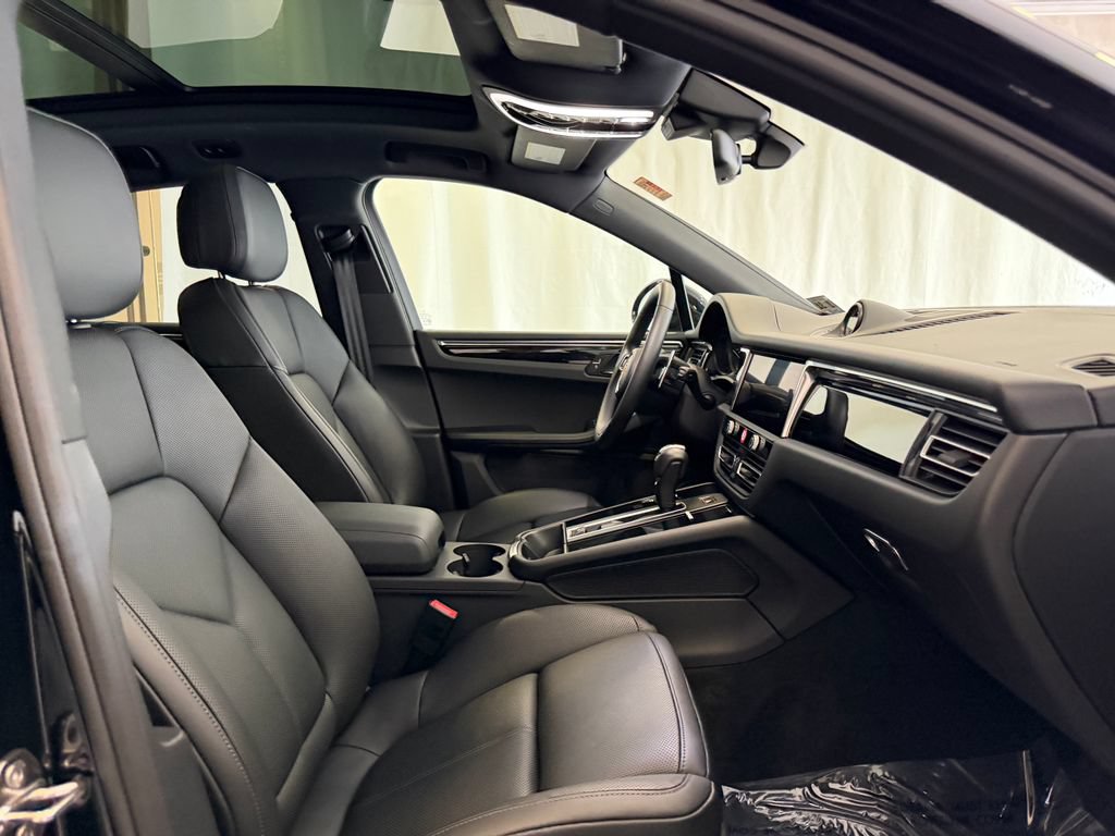 Certified 2026 Porsche Macan AWD/4WD image 16
