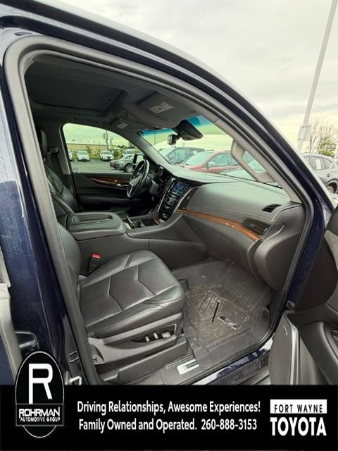 Used 2019 Cadillac Escalade Luxury AWD/4WD image 9