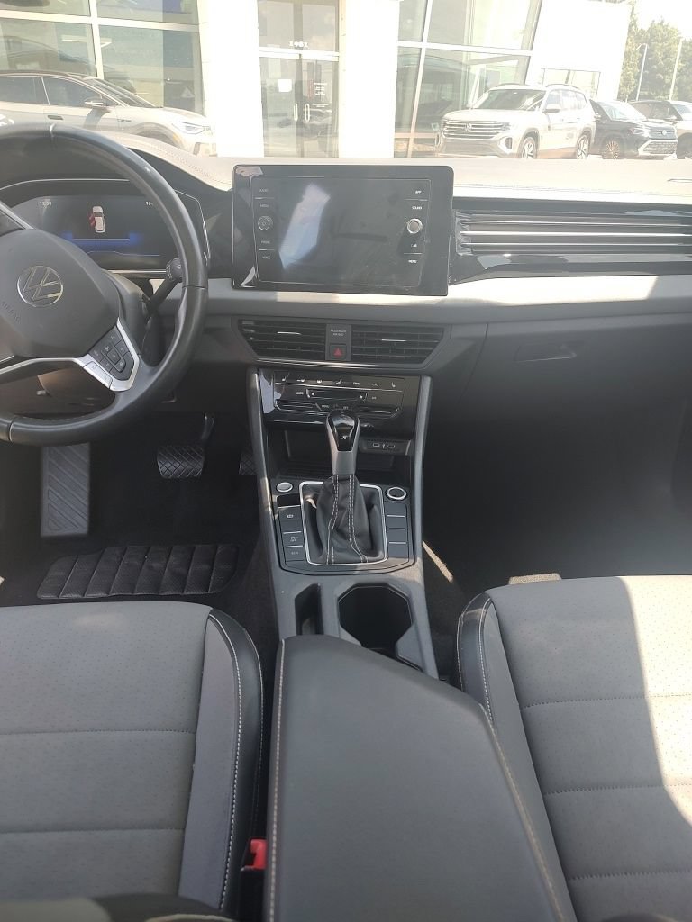 Used 2025 Volkswagen Jetta SE FWD image 8