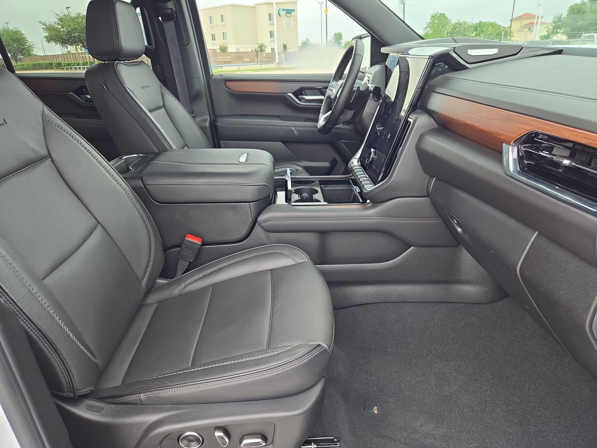 Used 2025 GMC Yukon XL Denali AWD/4WD image 32