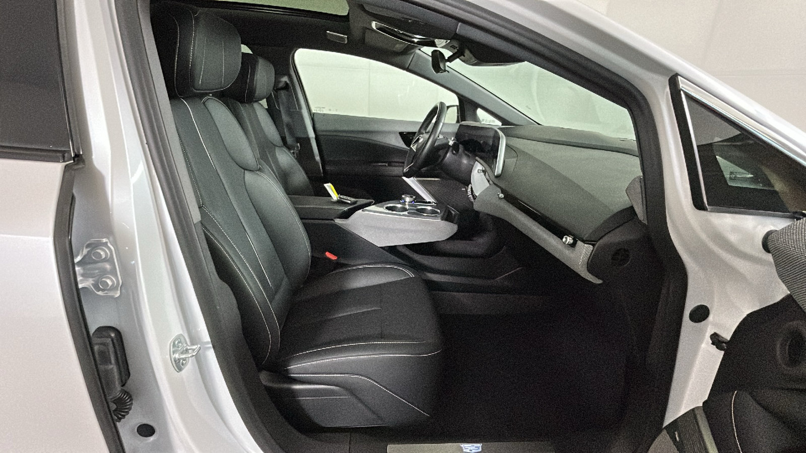 Used 2025 Cadillac Optiq Luxury 2 w/ LPO, Floor Liner Package AWD/4WD image 37