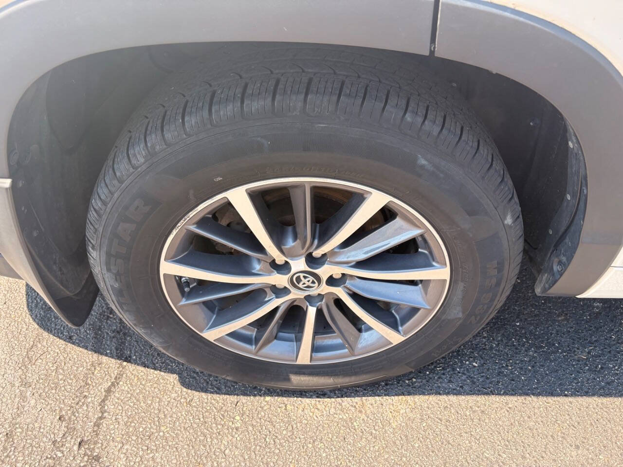 Used 2017 Toyota Highlander XLE AWD/4WD image 27