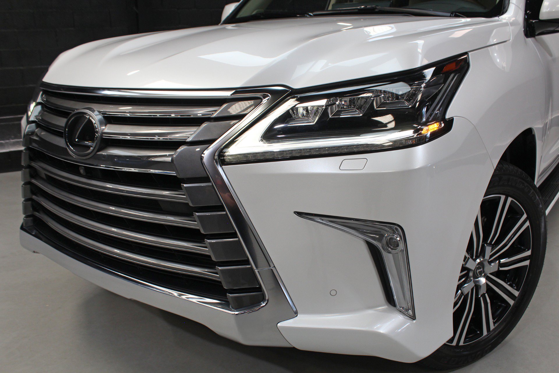 Used 2021 Lexus LX 570 4WD w/ Luxury Package image 5