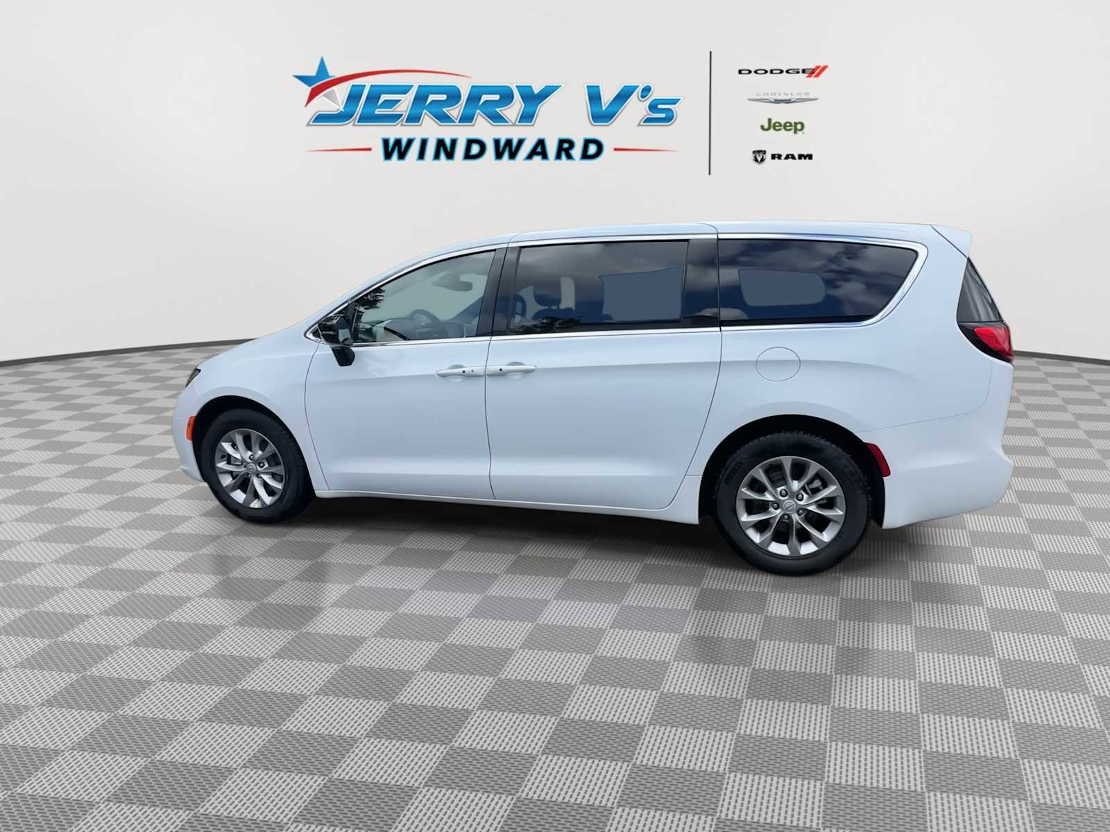 New 2026 Chrysler Pacifica Limited w/ Trailer Tow Group image 5