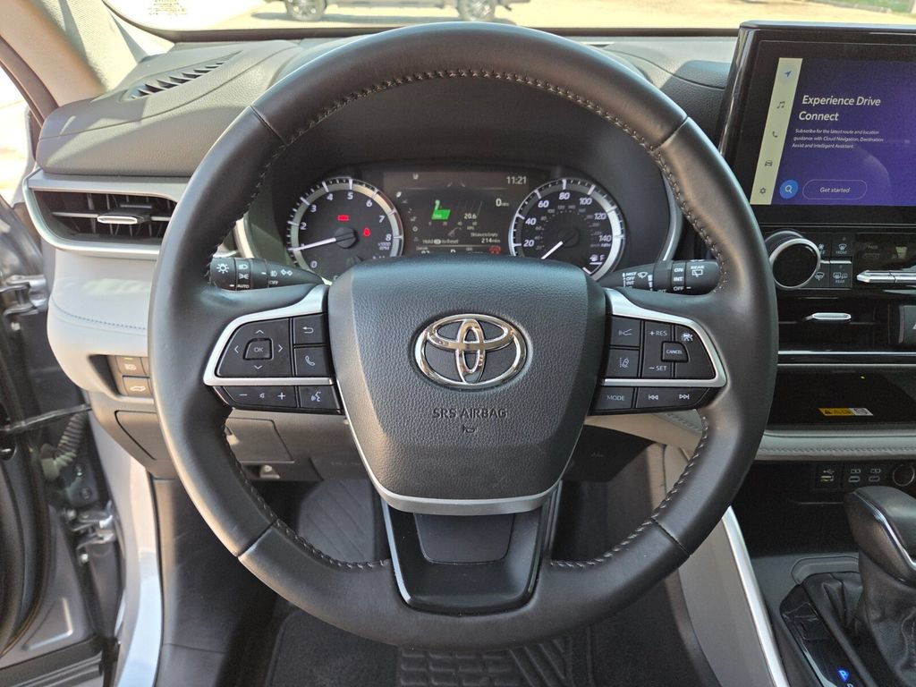 Used 2024 Toyota Highlander XLE FWD image 31