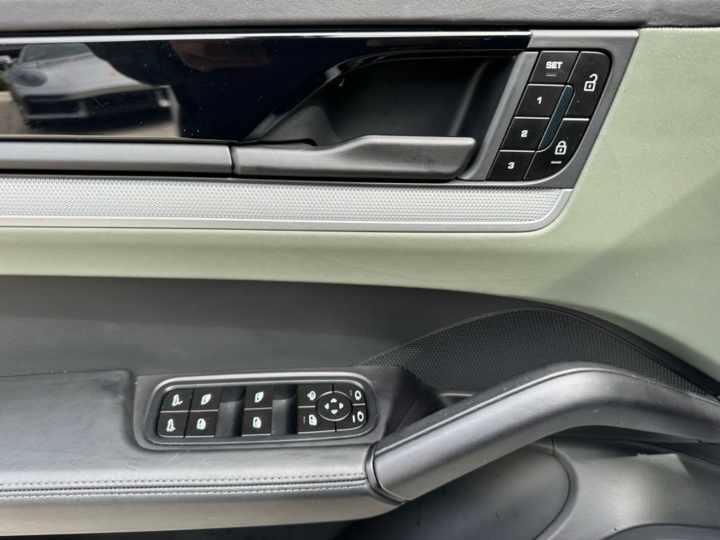 Certified 2024 Porsche Cayenne AWD/4WD image 18