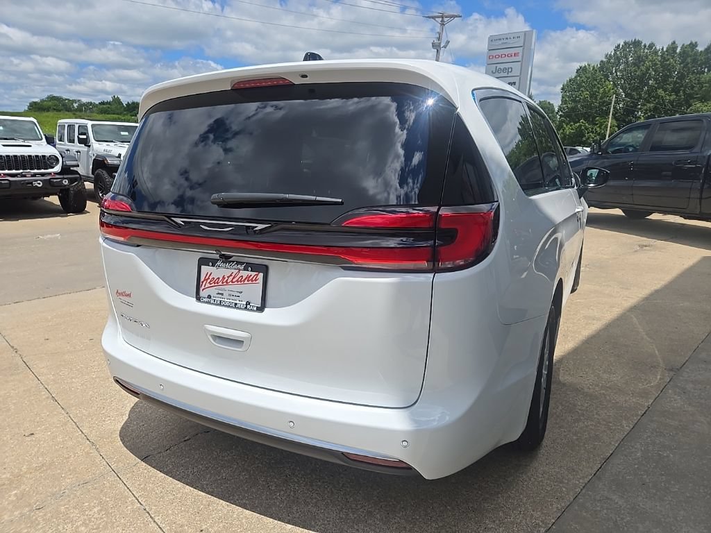 New 2027 Chrysler Pacifica Select w/ Family Tech Group FWD image 12