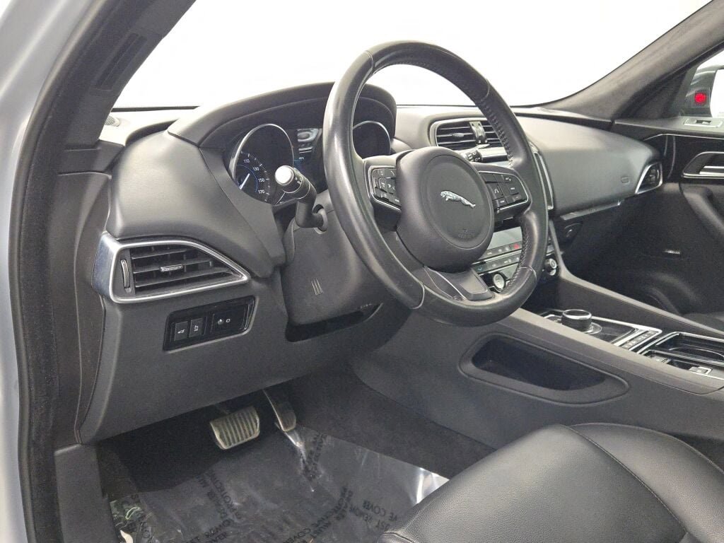 Used 2019 Jaguar F-PACE Premium image 26