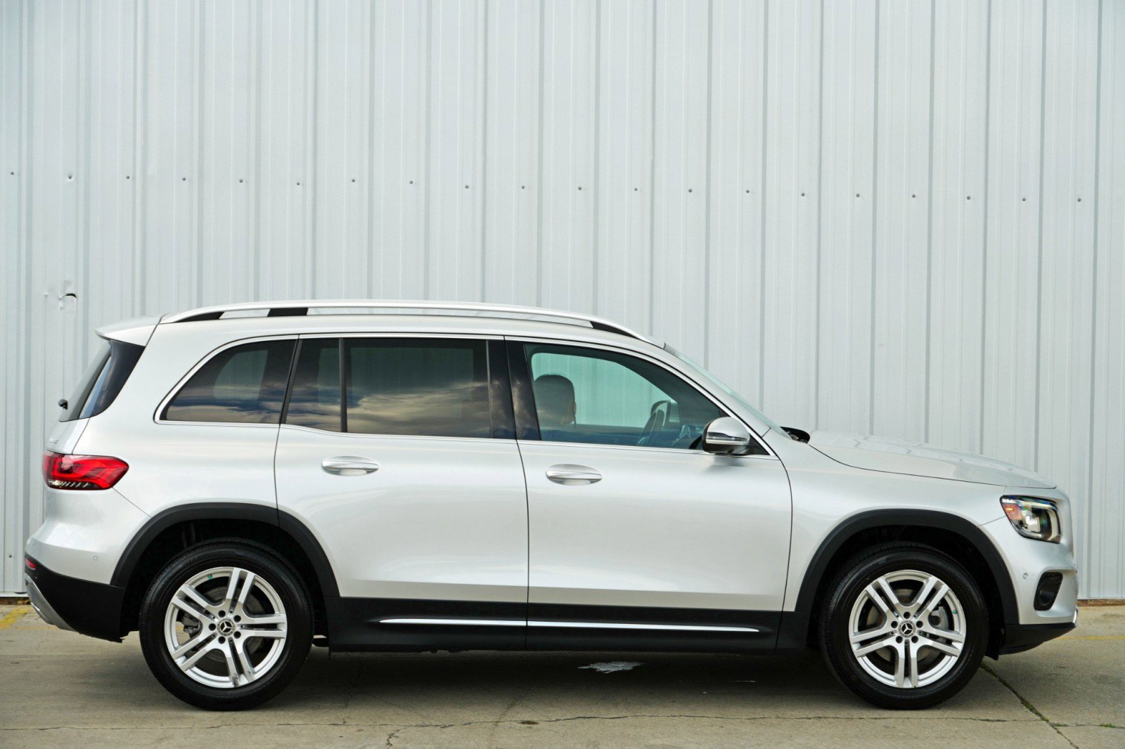 Used 2021 Mercedes-Benz GLB 250 4MATIC w/ Premium Package image 52