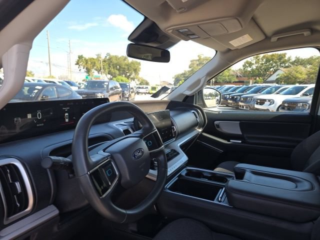 Used 2025 Ford Expedition Active RWD image 10
