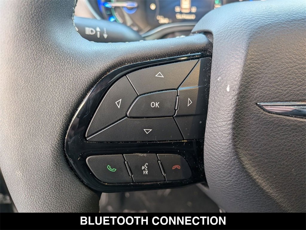 Used 2022 Chrysler Pacifica Limited w/ Uconnect Theater Family Group image 6