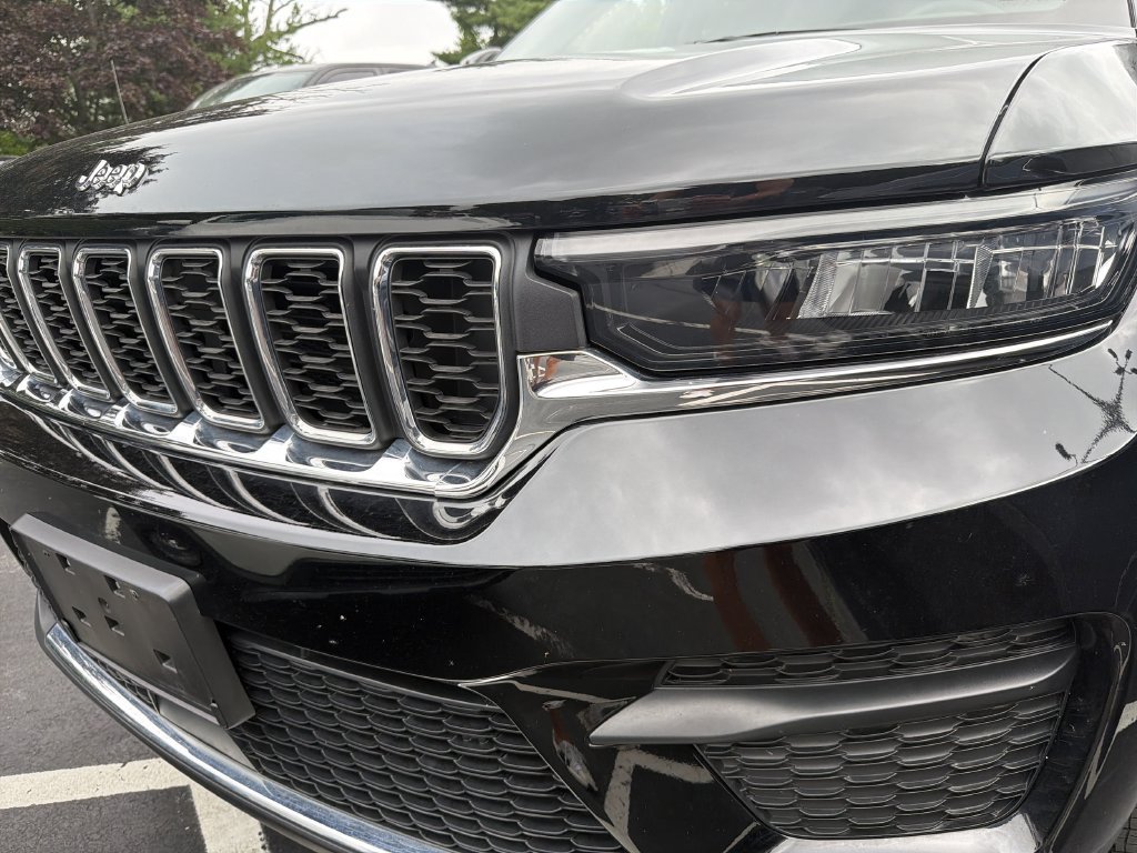 Used 2023 Jeep Grand Cherokee Laredo w/ Luxury Tech Group I AWD/4WD image 4