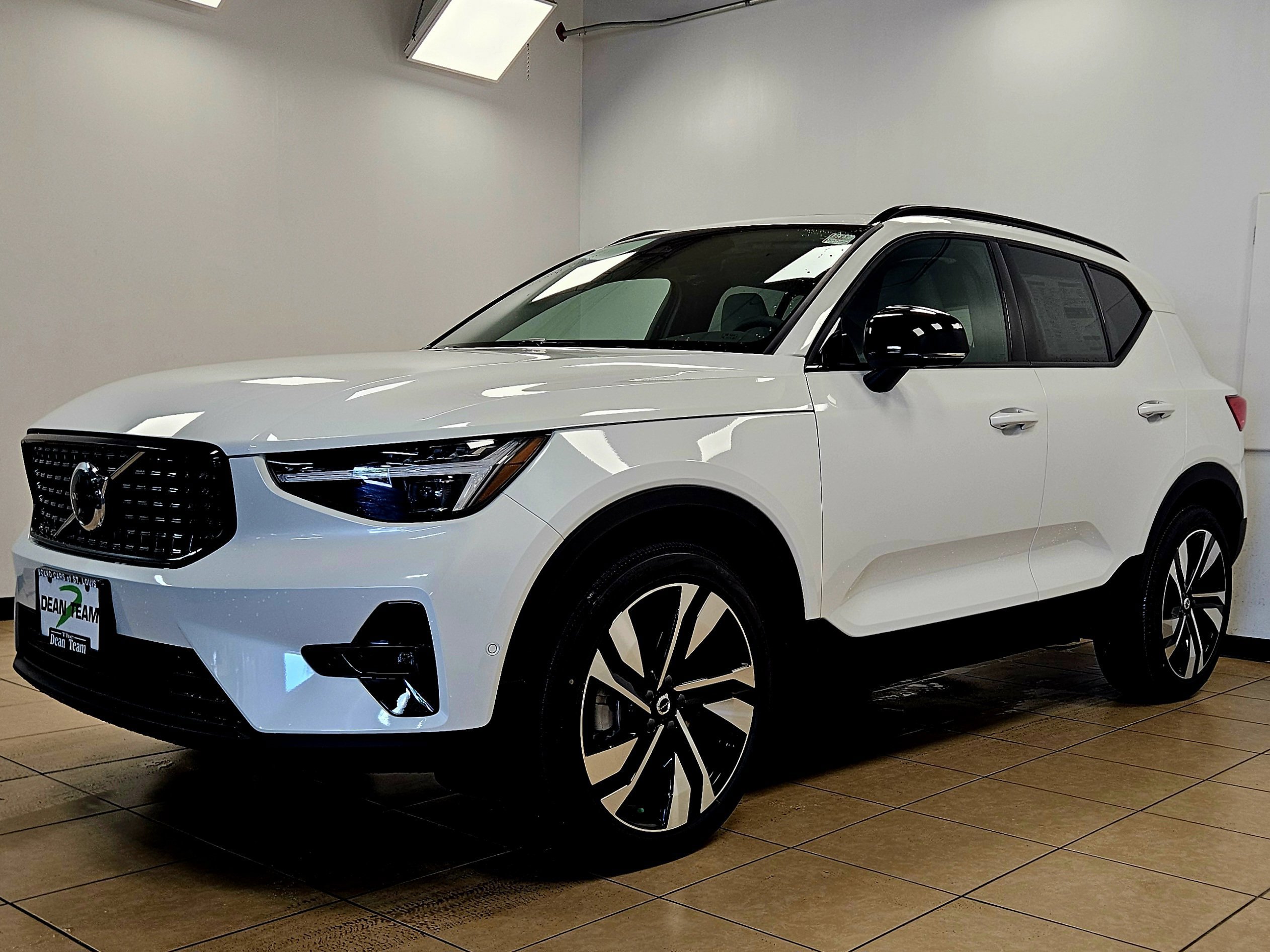 New 2026 Volvo XC40 B5 Ultra w/ Climate Package AWD/4WD image 4