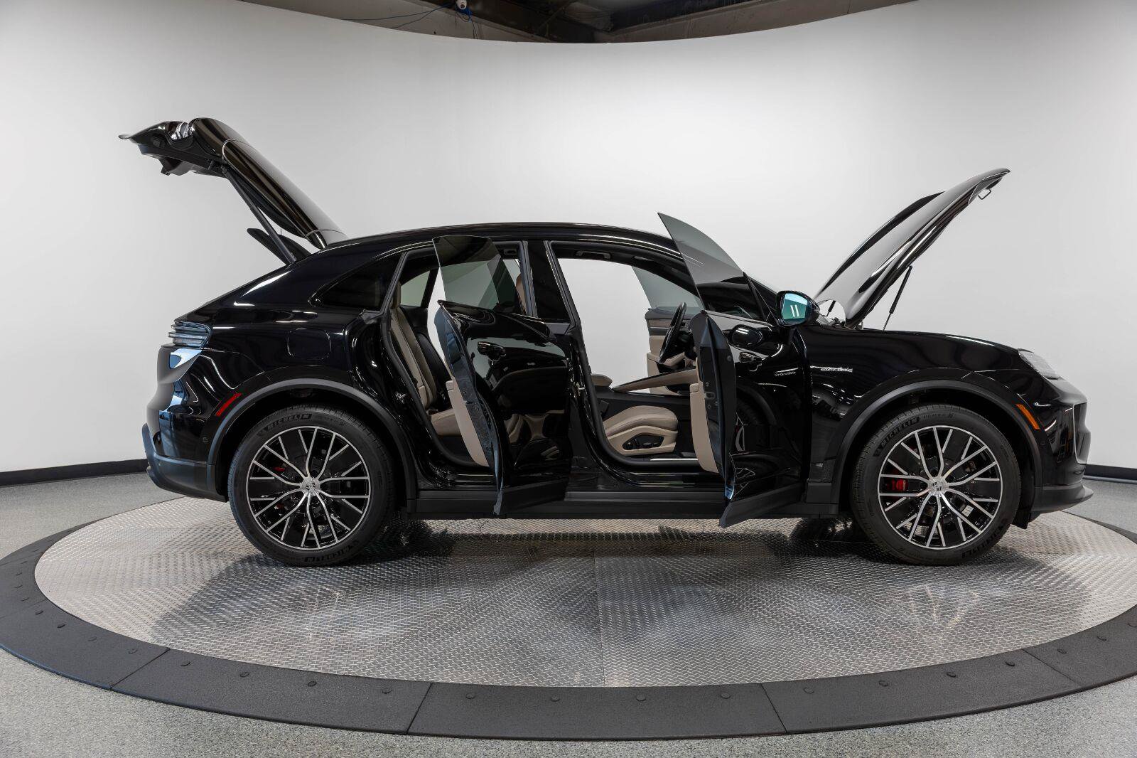 Used 2025 Porsche Macan 4S Electric AWD/4WD image 37