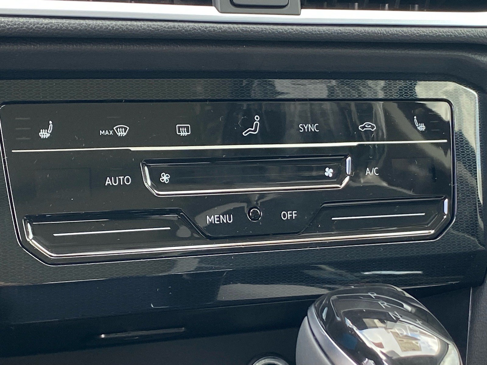 New 2026 Volkswagen Taos SE FWD image 5
