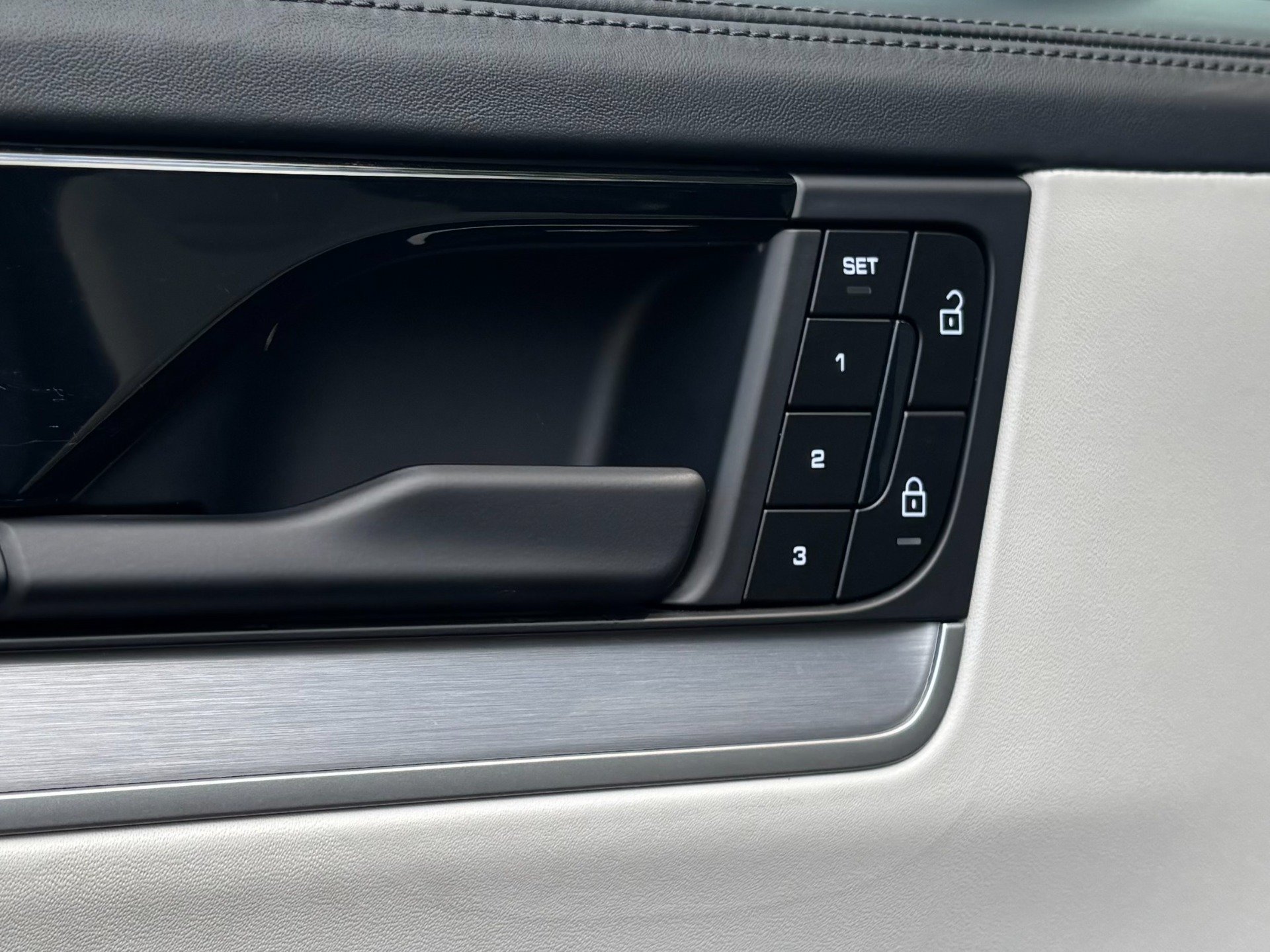 Used 2025 Porsche Cayenne S AWD/4WD image 51