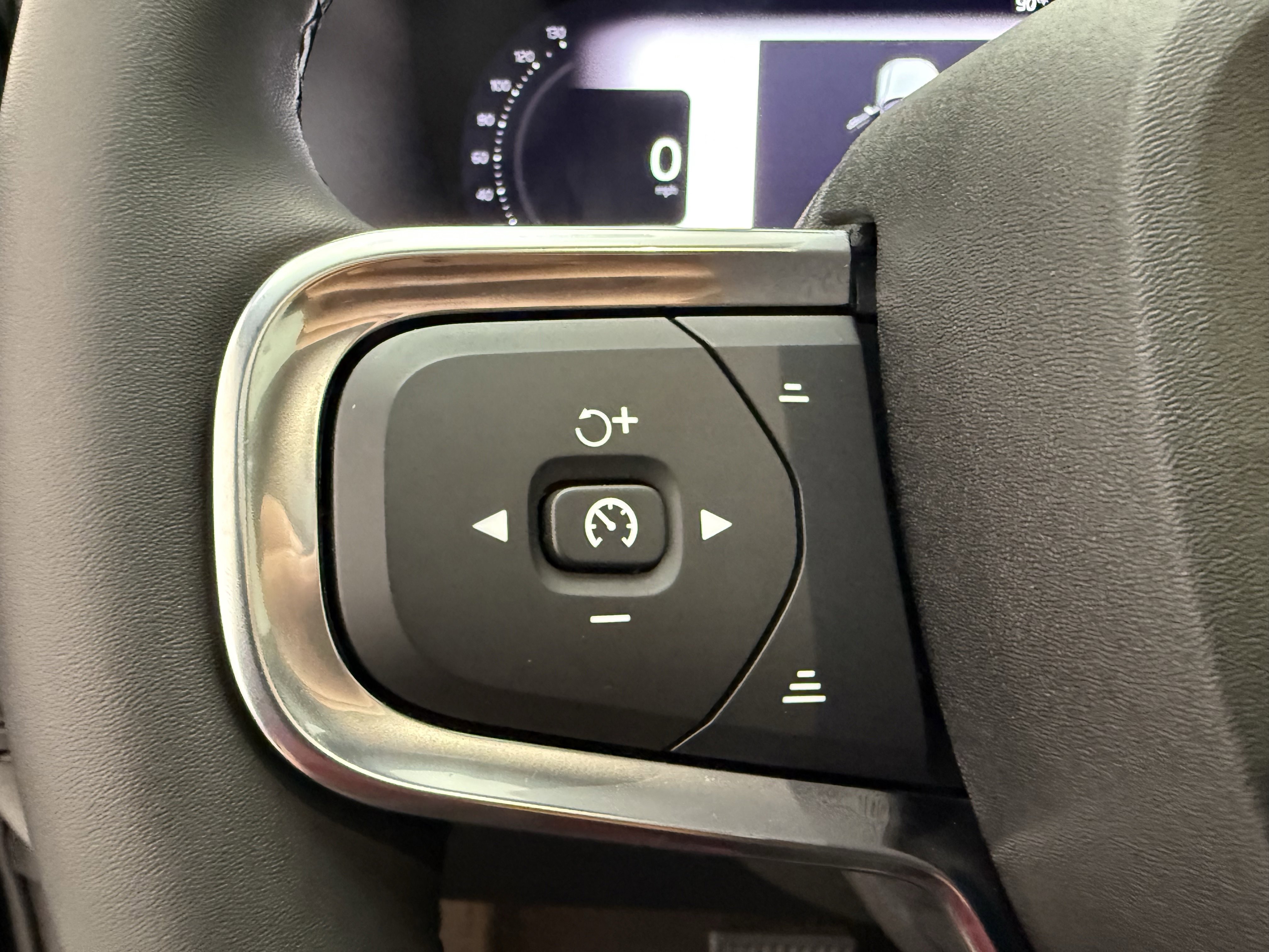 Certified 2023 Volvo XC40 B5 Ultimate w/ Protection Package Premier image 16