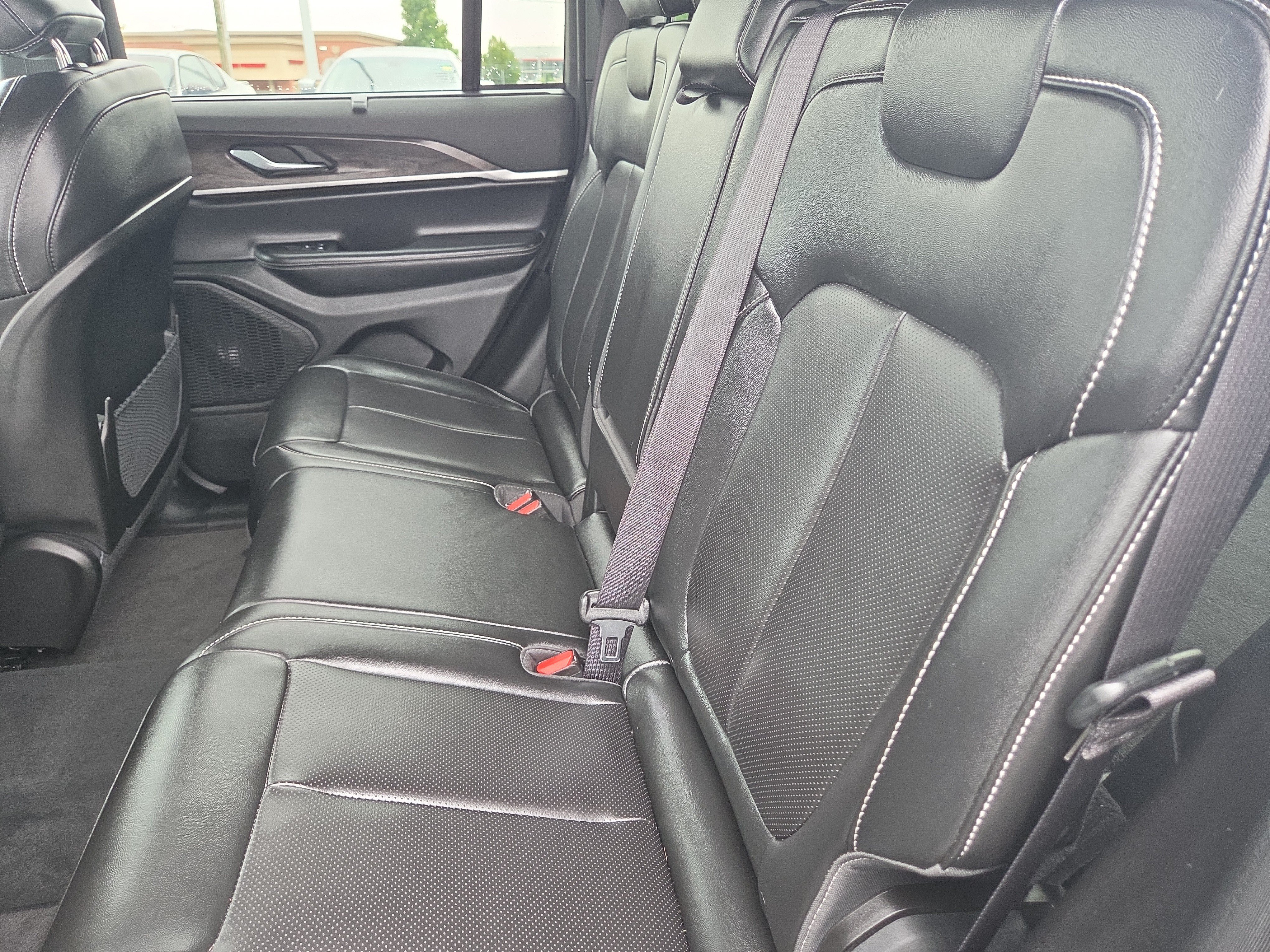Certified 2025 Jeep Grand Cherokee Limited w/ Luxury Tech Group II AWD/4WD image 8