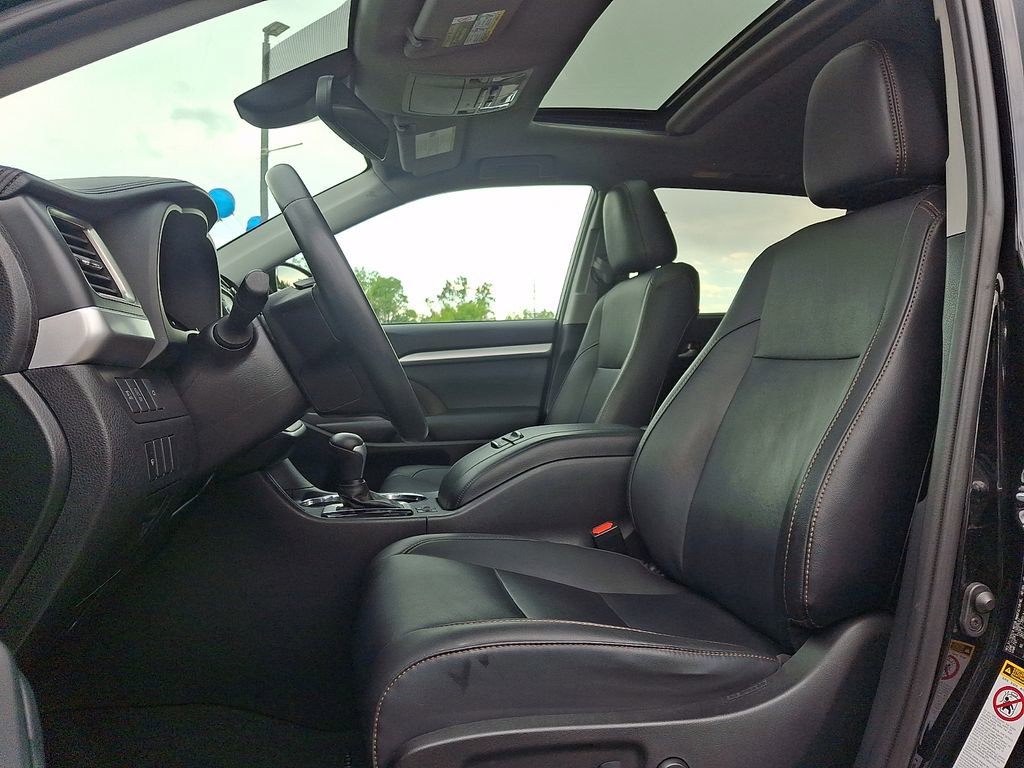 Used 2019 Toyota Highlander XLE AWD/4WD image 13