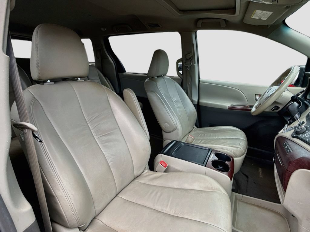 Used 2011 Toyota Sienna XLE FWD image 31
