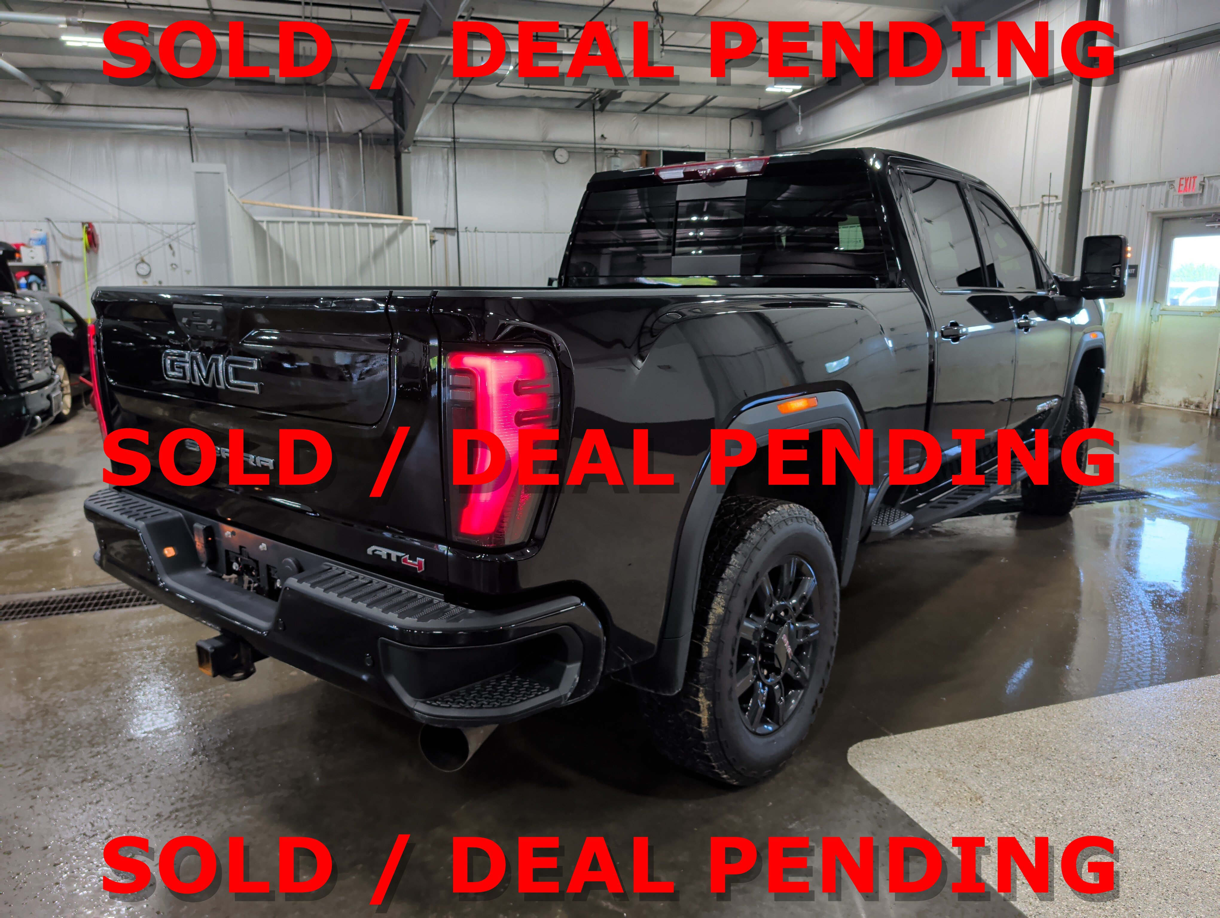 Used 2024 GMC Sierra 2500 AT4 w/ AT4 Premium Plus Package AWD/4WD image 3