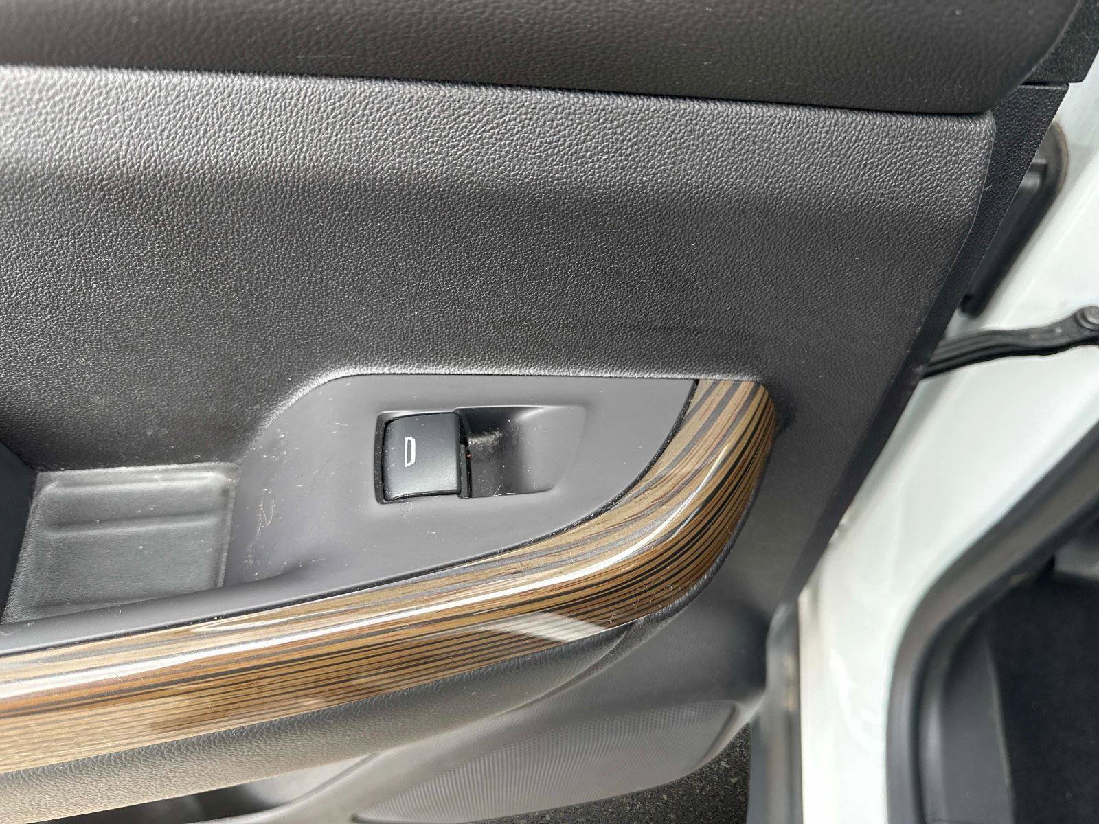 Used 2021 GMC Acadia SLE w/ Driver Convenience Package image 12