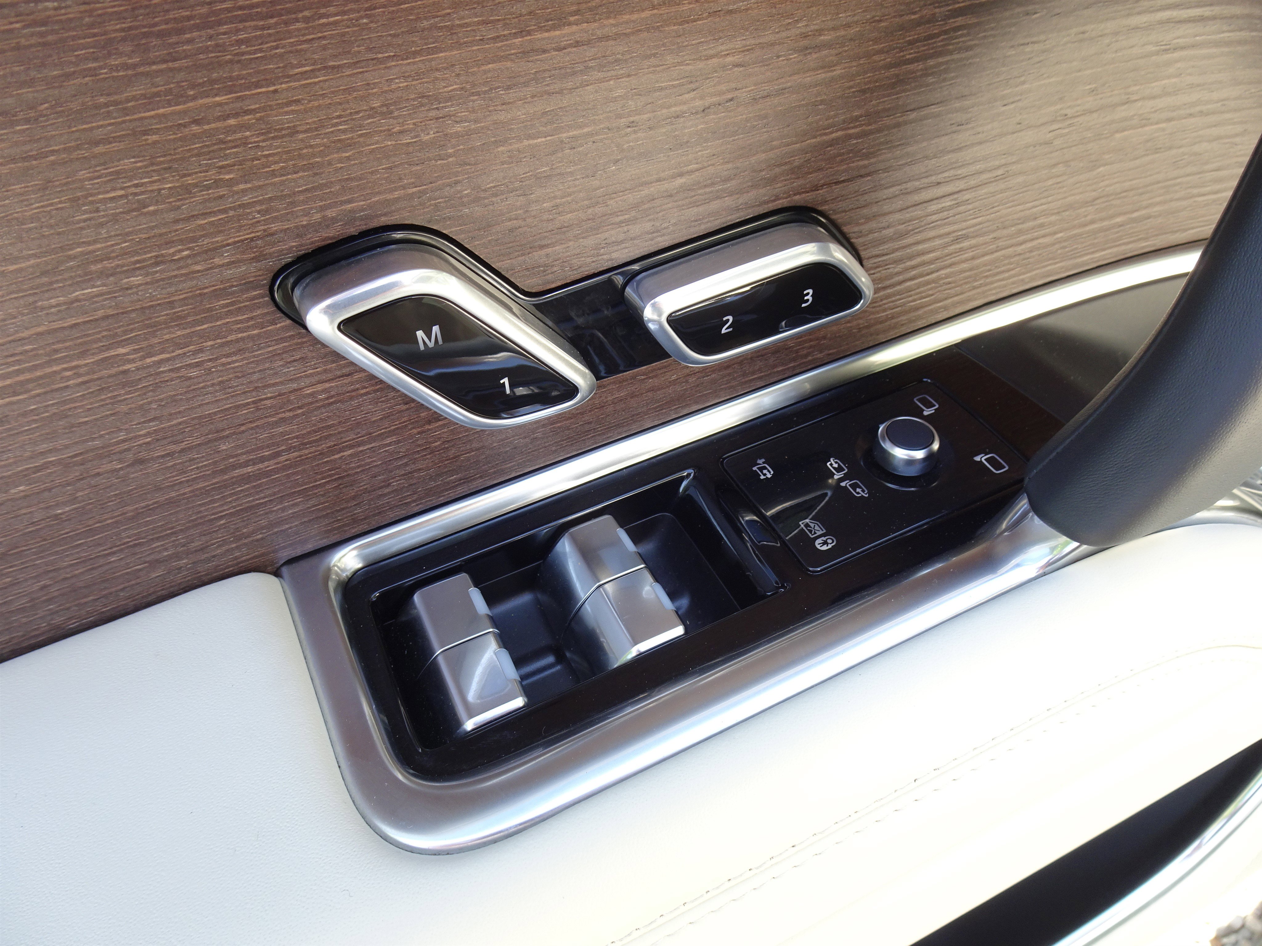 Certified 2025 Land Rover Range Rover SE AWD/4WD image 17