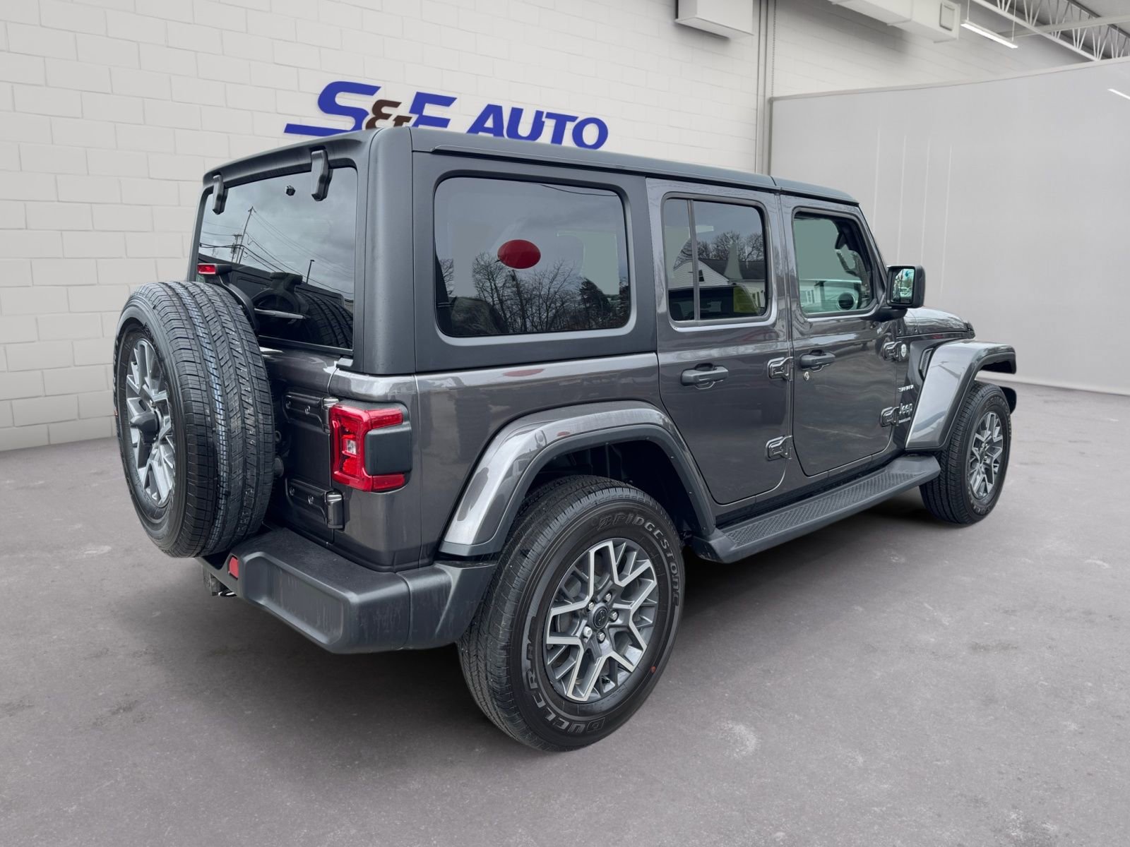 Used 2024 Jeep Wrangler Sahara w/ Technology Group AWD/4WD image 4