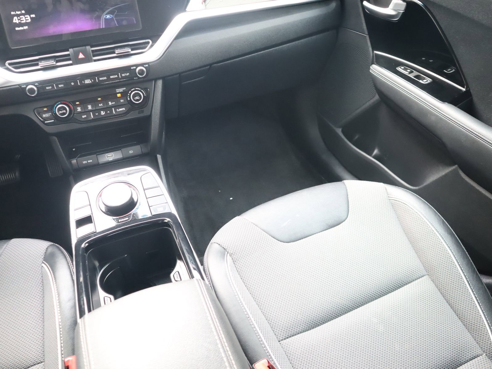 Used 2022 Kia Niro EX image 33