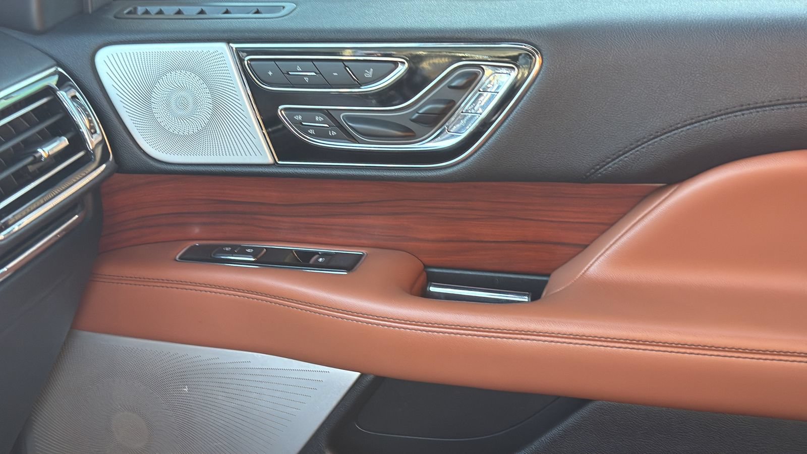 Used 2021 Lincoln Navigator L Reserve AWD/4WD image 23