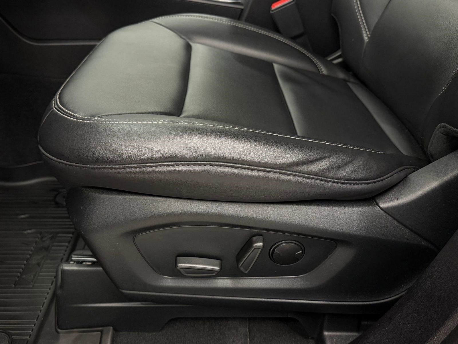 Used 2023 Ford Explorer XLT w/ Equipment Group 202A image 11