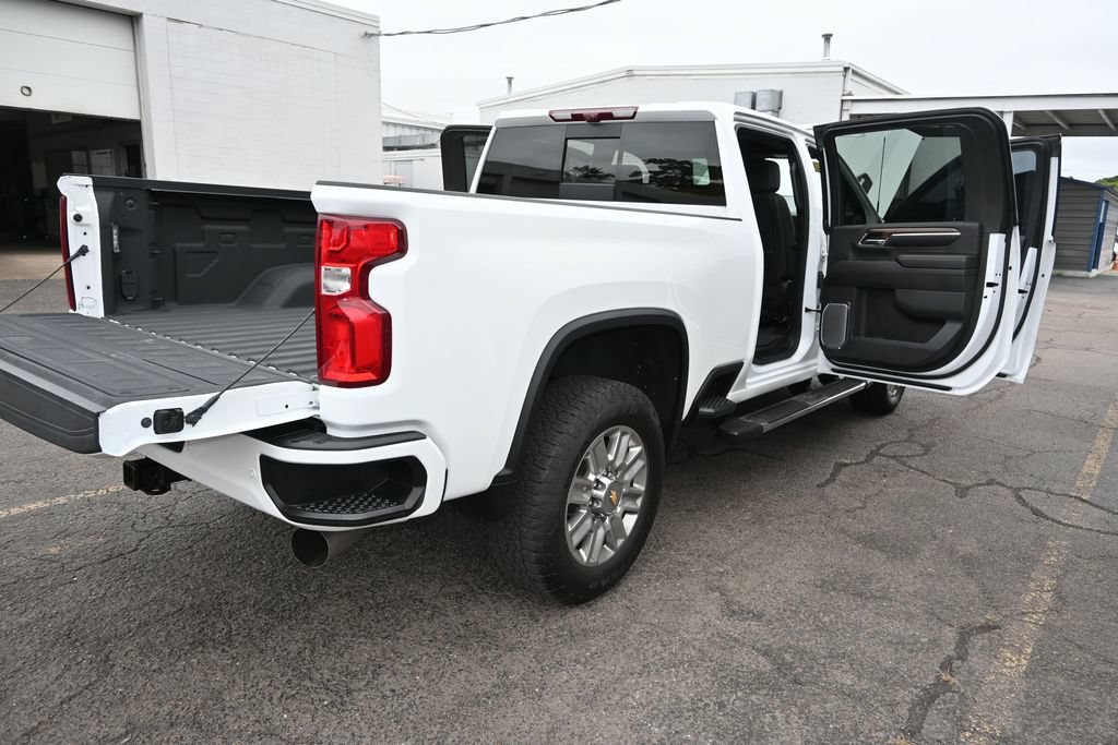 Used 2024 Chevrolet Silverado 2500 High Country w/ High Country Premium Package AWD/4WD image 3