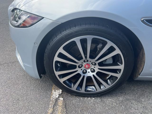 Used 2021 Jaguar XF SE image 4