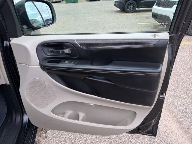 Used 2012 Chrysler Town & Country Touring-L w/ Driver Convenience Group image 28