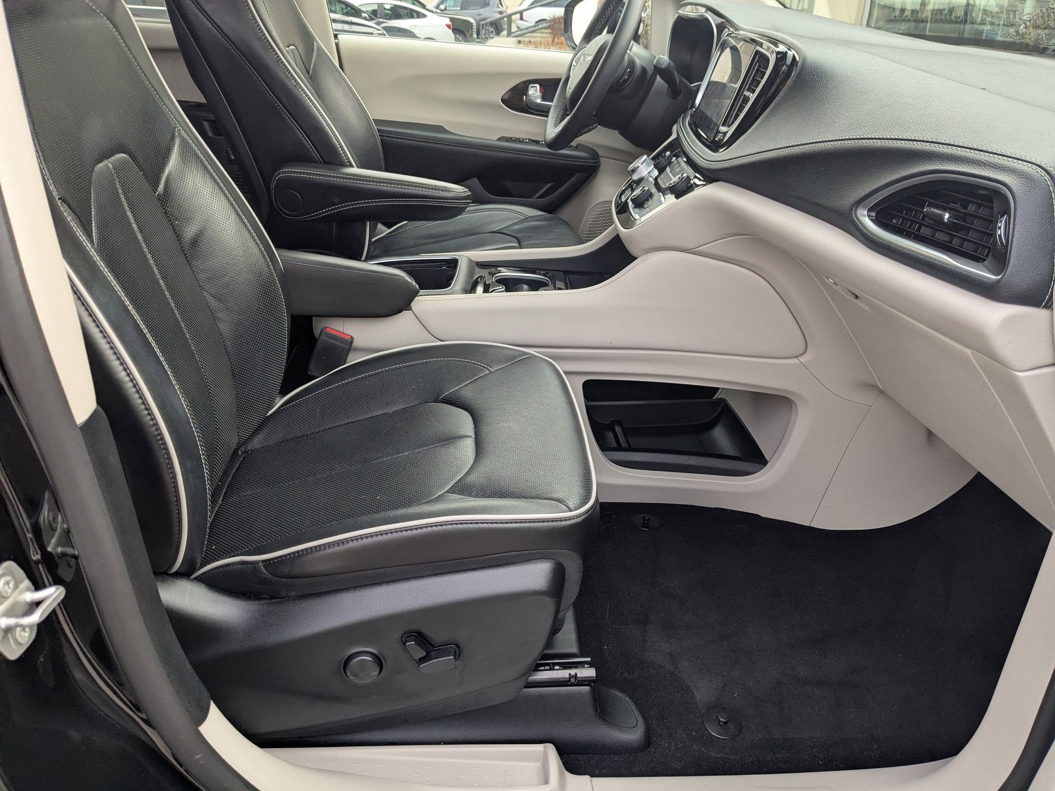 Used 2023 Chrysler Pacifica Limited w/ Uconnect Theater Family Group image 34